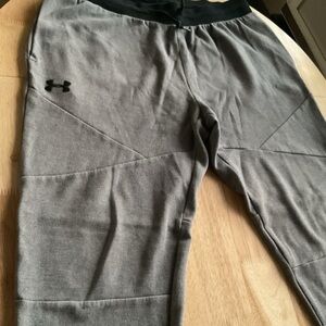 Under Armour Men's Size XL Gray Black Loose Twist Leg Jogger Sweatpants Tapered